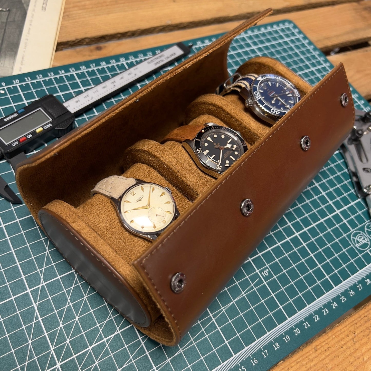 BOÎTE À MONTRES EN BOIS